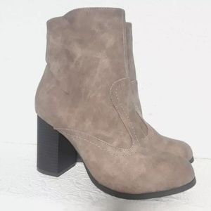 Block high heel ankle boots side zip